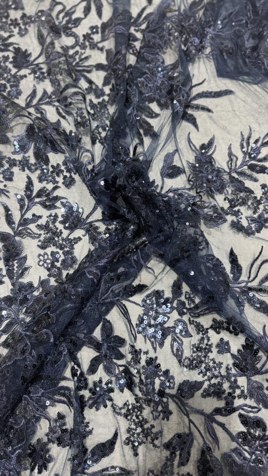 Dark blue krajka s květinovým vzorem a flitry