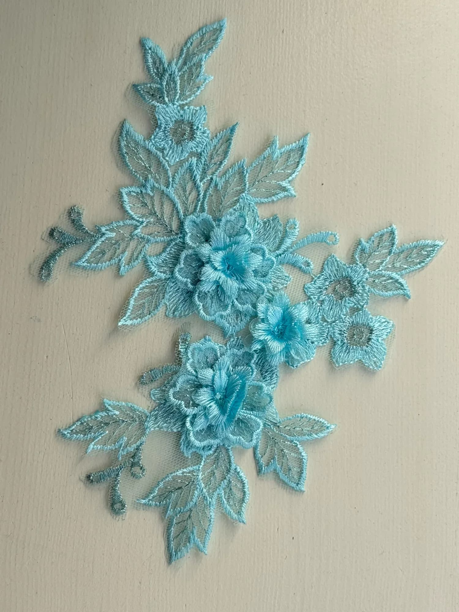 Krajková aplikace s kamínky light blue