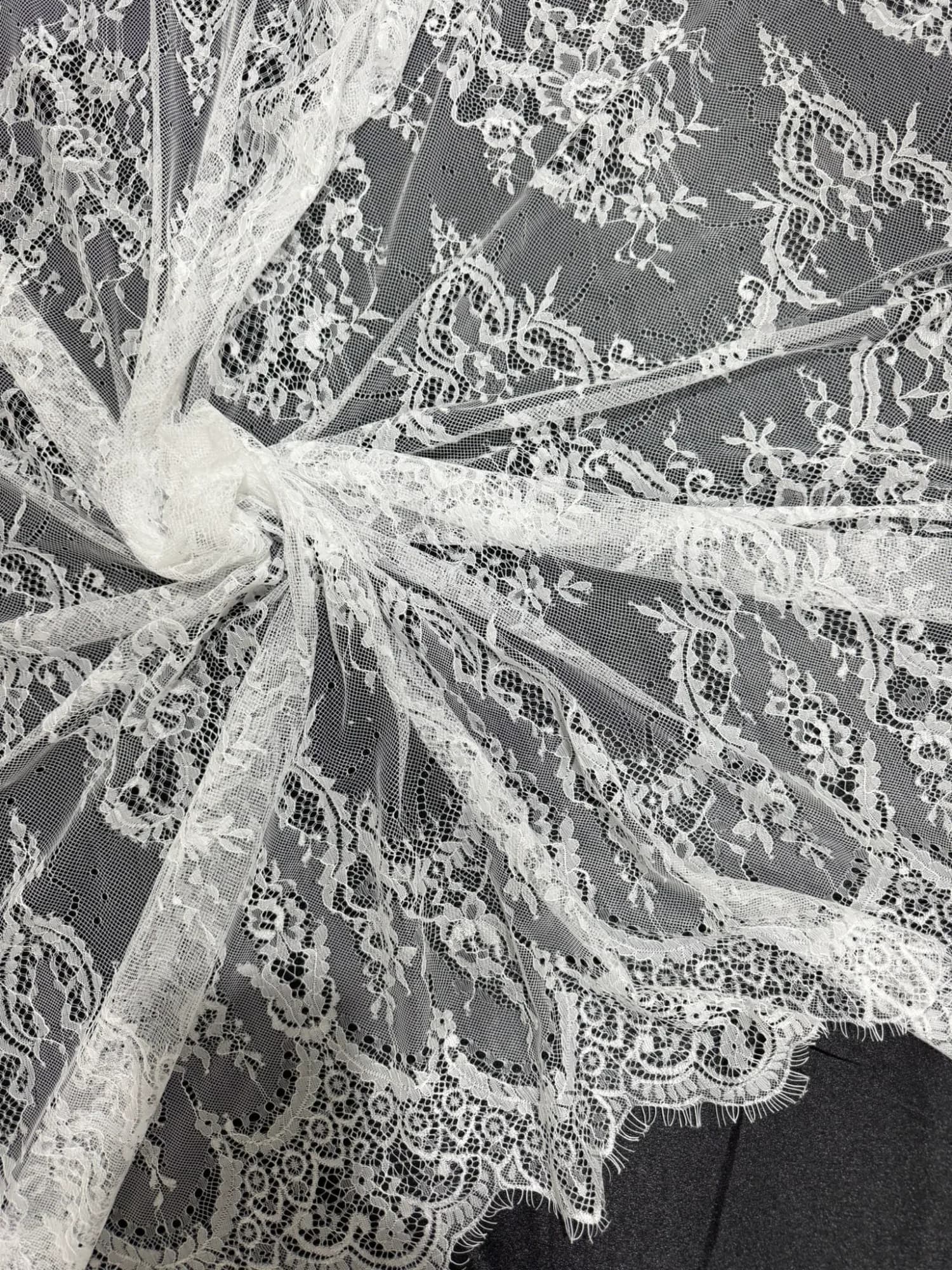 Svatební krajka off white Chantilly