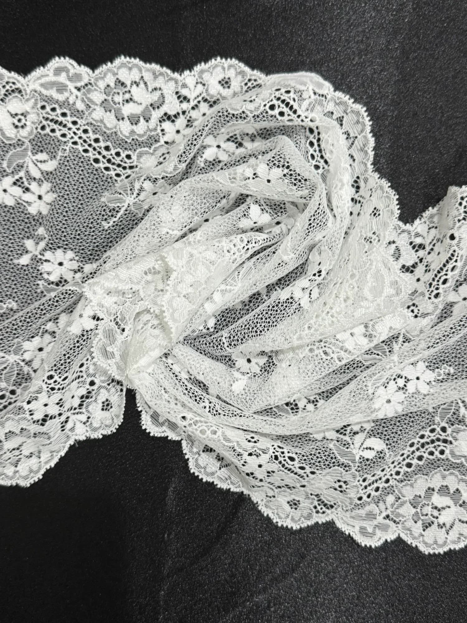 Elastická krajka pure white růže