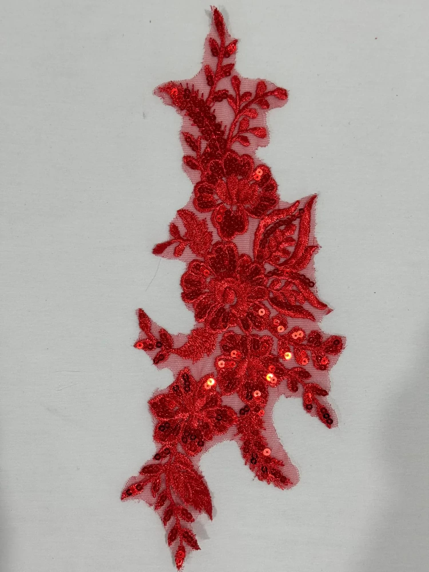 Krajková aplikace red s flitry